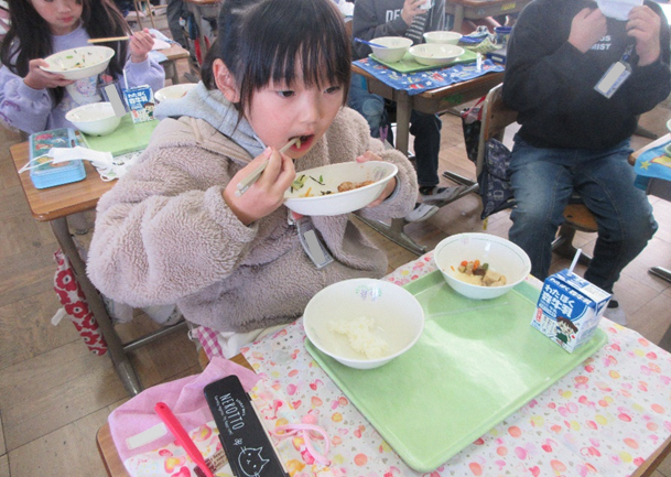 給食を食べる子どもの様子
