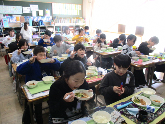 給食を食べる子どもの様子