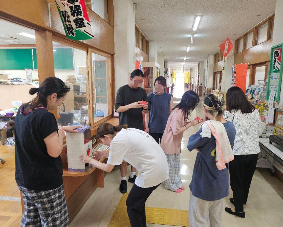ガチャガチャを回す様子