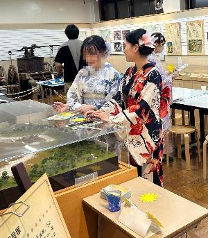 応援メッセージを書く人の様子