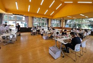 給食をイメージしたランチを食べる参加者の様子
