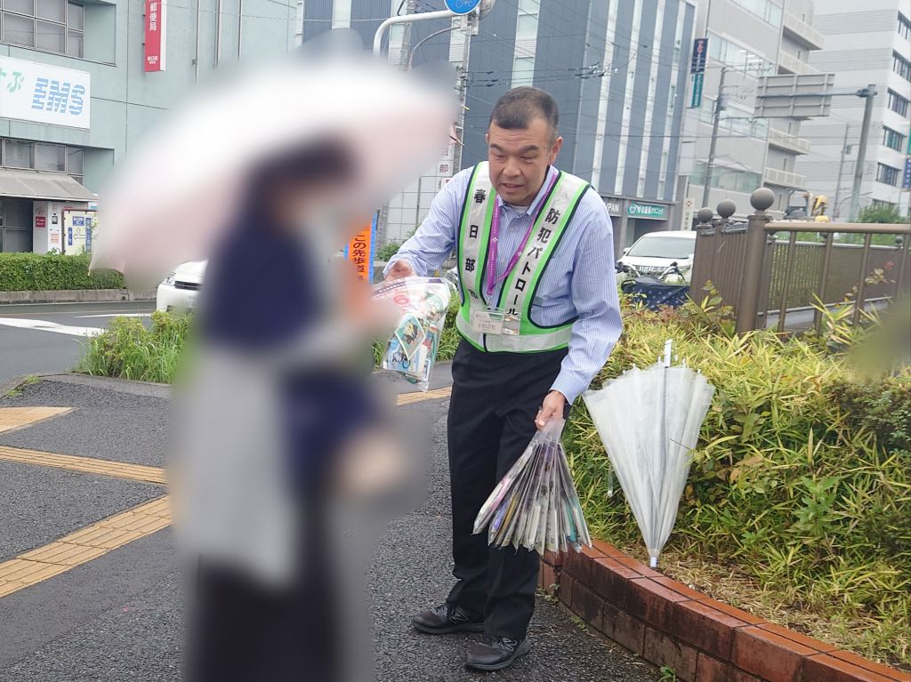 大通り通行人に啓発品を配布