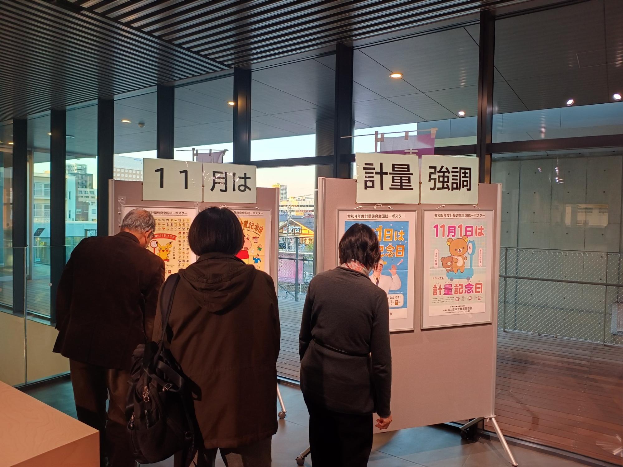 ホワイエでのパネル展示