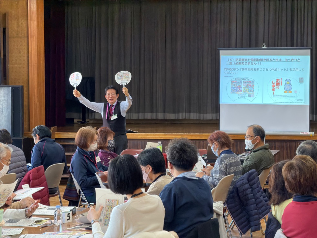 お断りうちわを紹介する様子