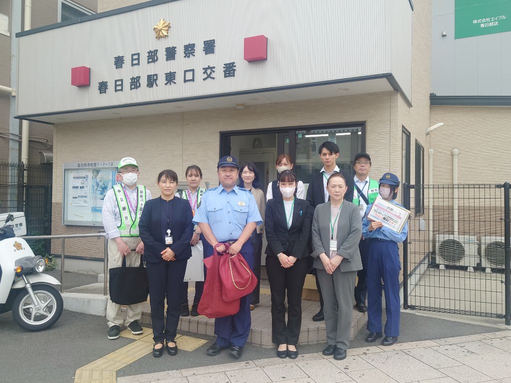春日部駅東口交番前にてキャンペーン参加者の集合写真