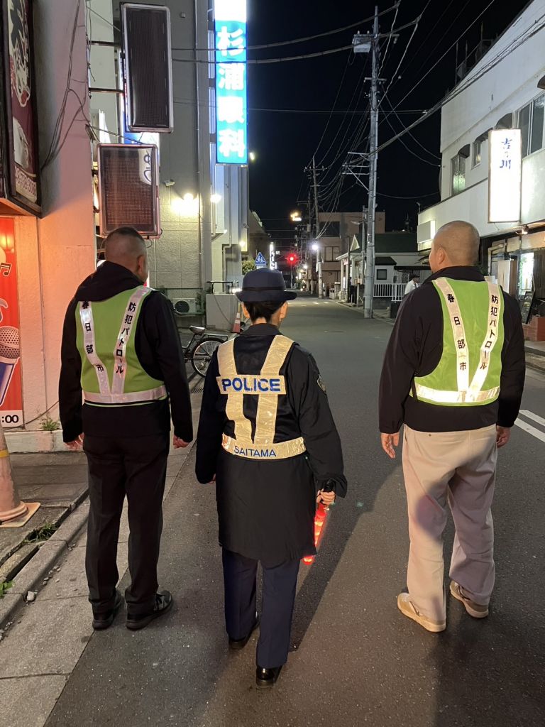 繁華街をパトロール