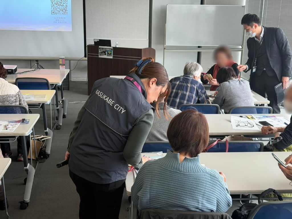 スマートフォン操作をお手伝いする様子