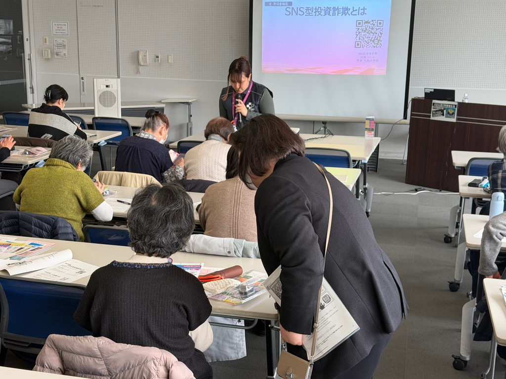 スマホ操作中の様子