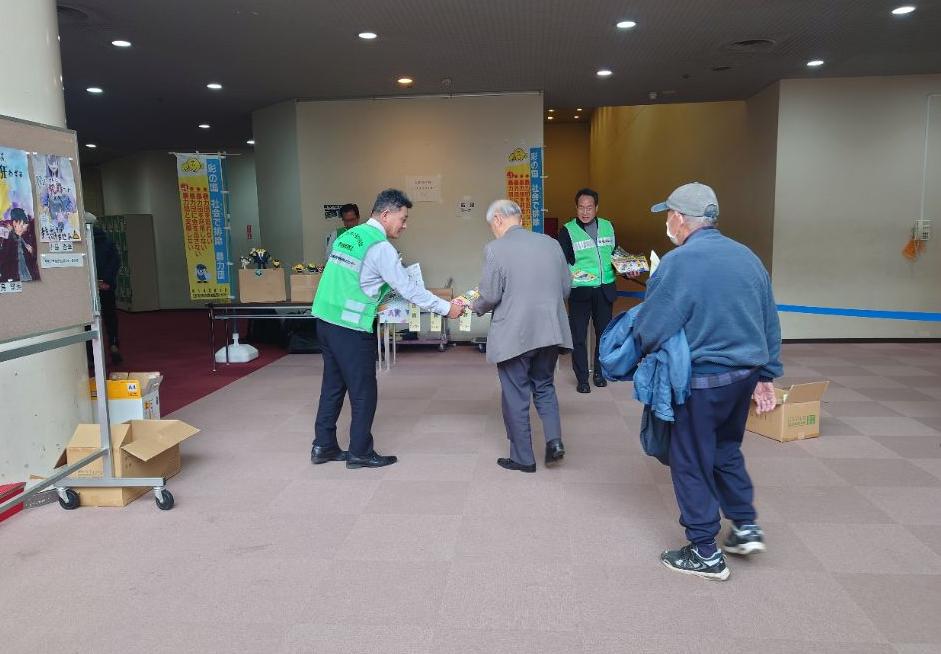 啓発品を渡す様子