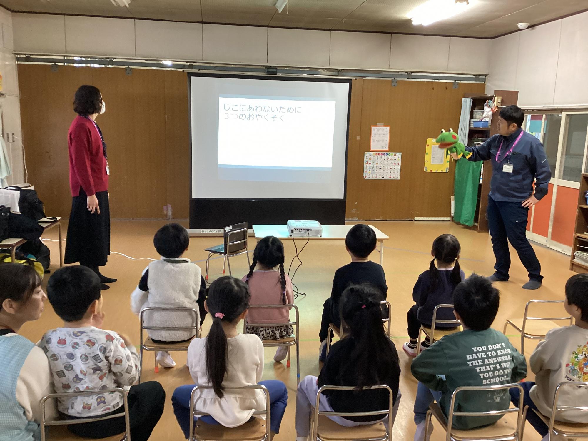 保育所で行う防犯講話の様子