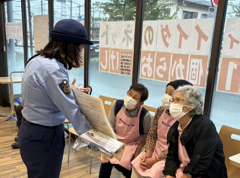 警察官から昨今の情勢について情報共有