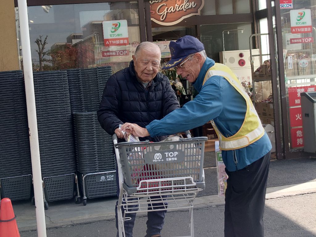 来店客に啓発品を配布