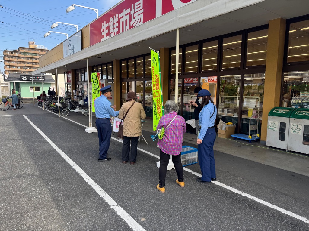 国際電話利用取りやめ申請について警察官から説明