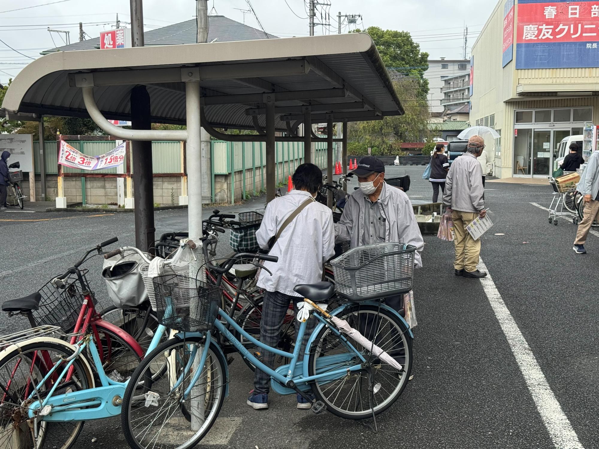 啓発品を配布する様子