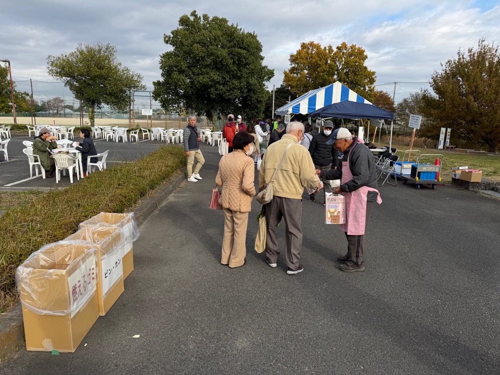 来場者に啓発する様子