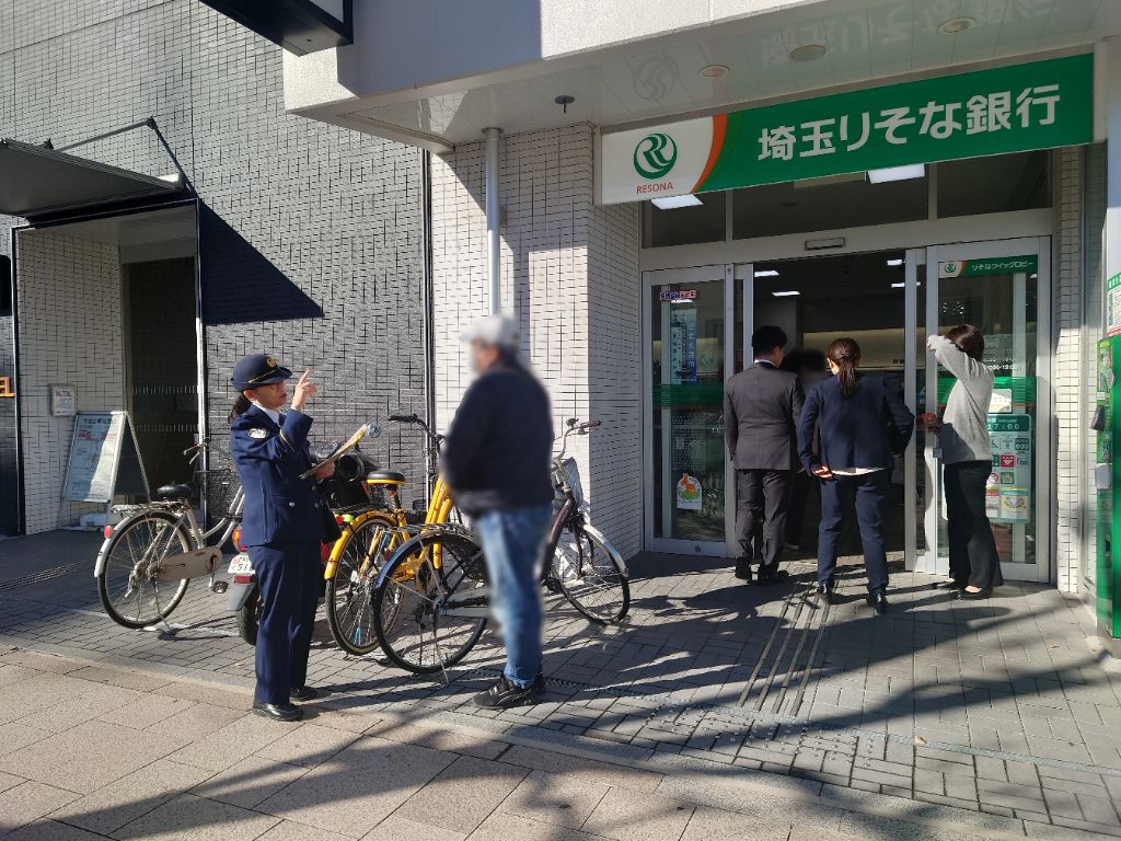 埼玉りそな銀行春日部支店前で、警察官等が呼びかけ