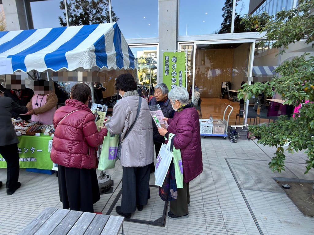 来場者に啓発する様子