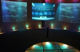 龍Q館内にある円筒形の3面マルチビジョンが設置された地底体感ホールの様子を撮影した写真