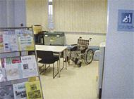 デスク、椅子、車いすが置かれた春日部ボランティアセンター内の写真