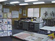 複数のデスクやラックに並べられた複数のパンフレットがある牛島ボランティアセンター内の写真
