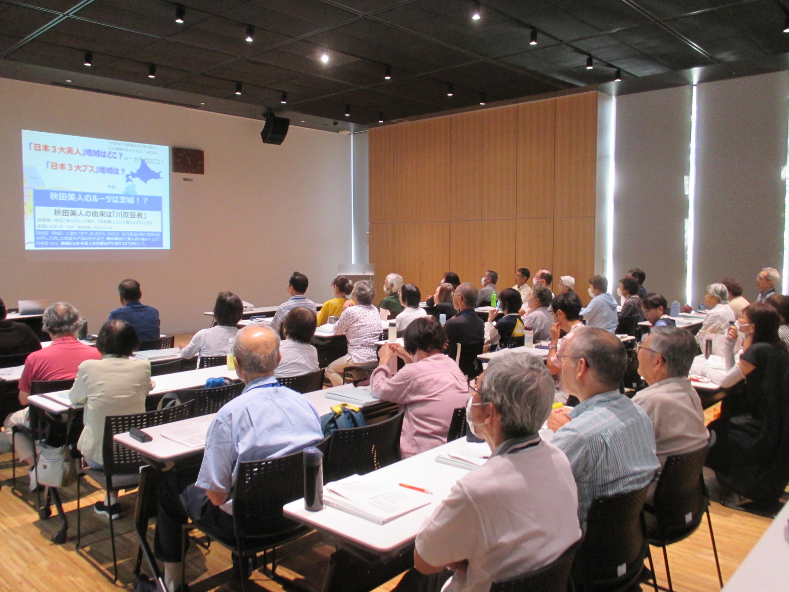 講義を真剣に受講生が聞いている様子