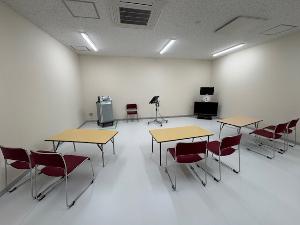 庄和高齢者憩いの家の小多目的室、カラオケ機器等が置いてあります。