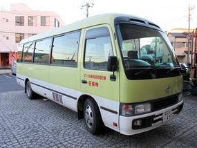 黄緑色と白の車体カラーが目印の寿楽荘への送迎バスの写真