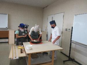 そば打ち教室で児童が、そばを打っている写真