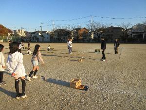 児童が校庭でモルックをしている写真