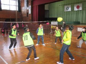 体育館で児童がフラバレーをしている写真