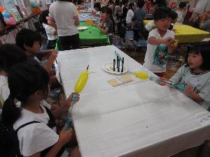 バルーン教室で児童が風船をふくらませている写真