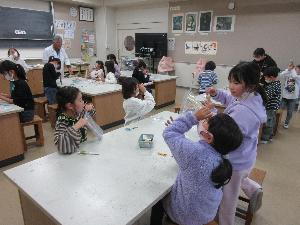 科学教室で児童が万華鏡作りをしている写真