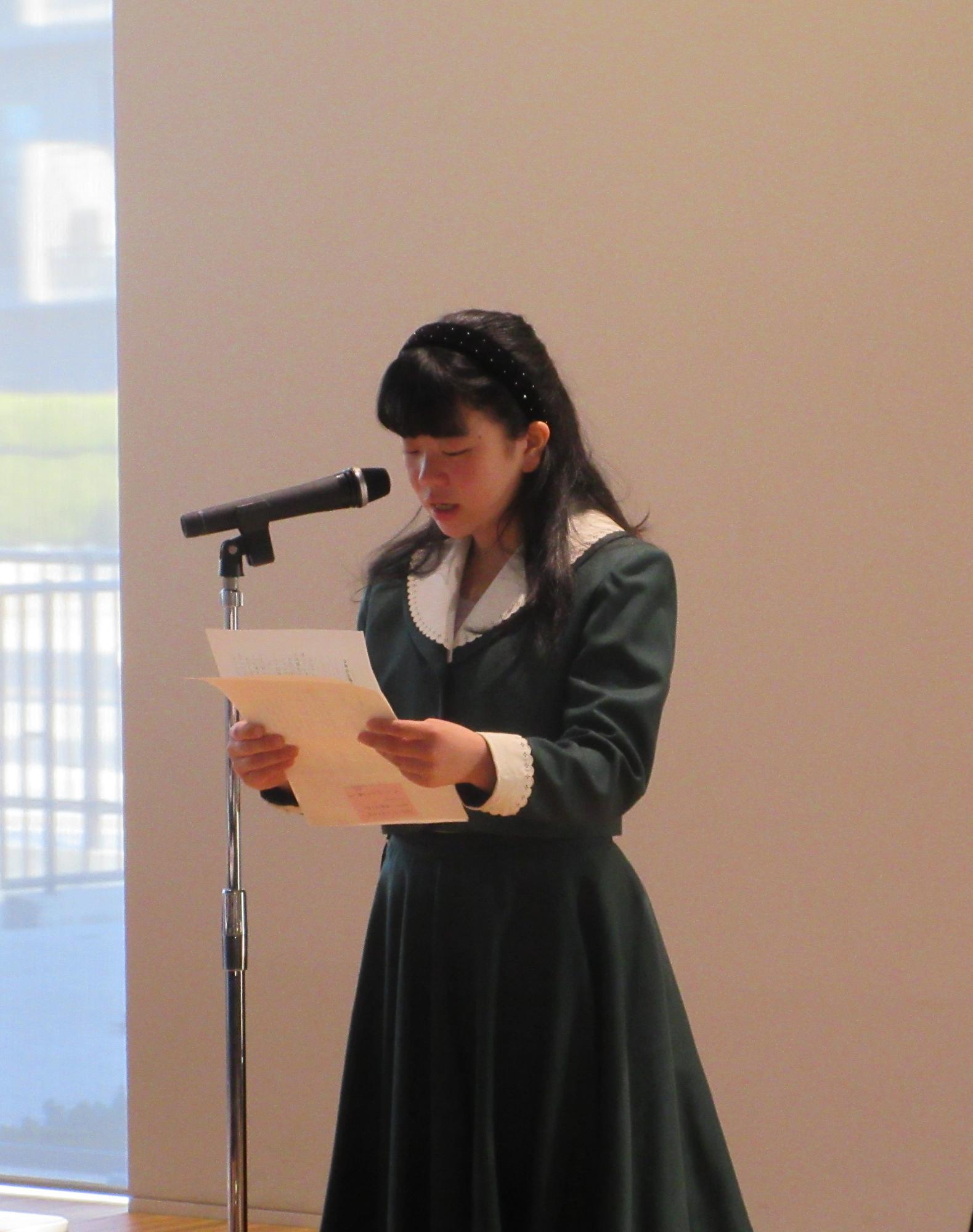 作文を朗読する児童の写真