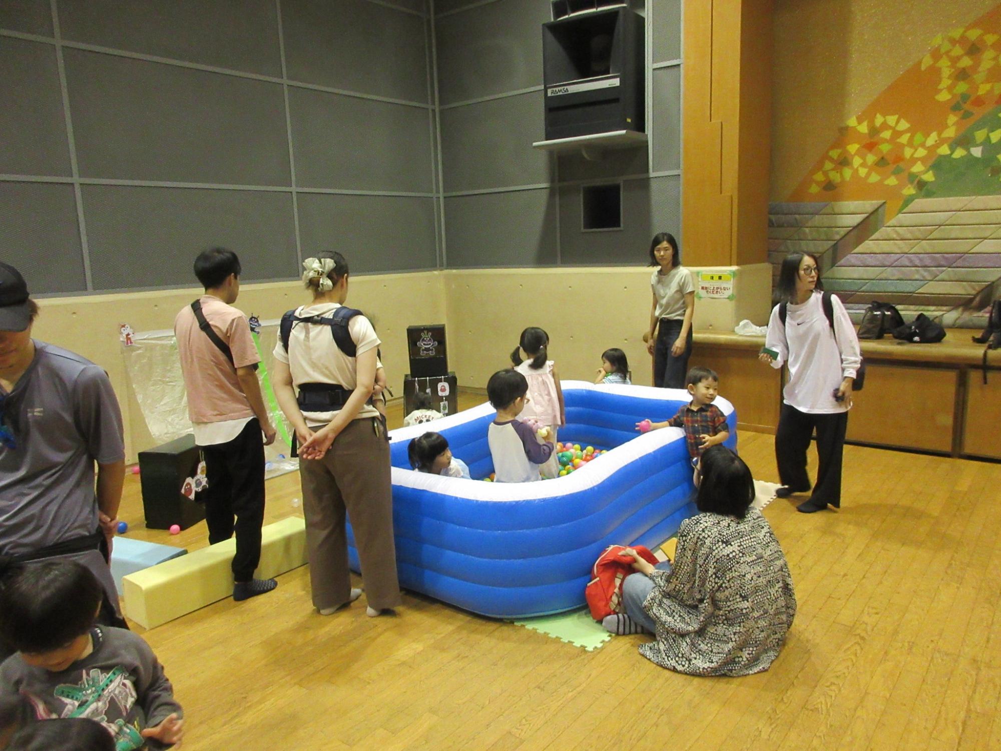 ボールプールは子どもたちに大人気で、とても盛り上がっていました。