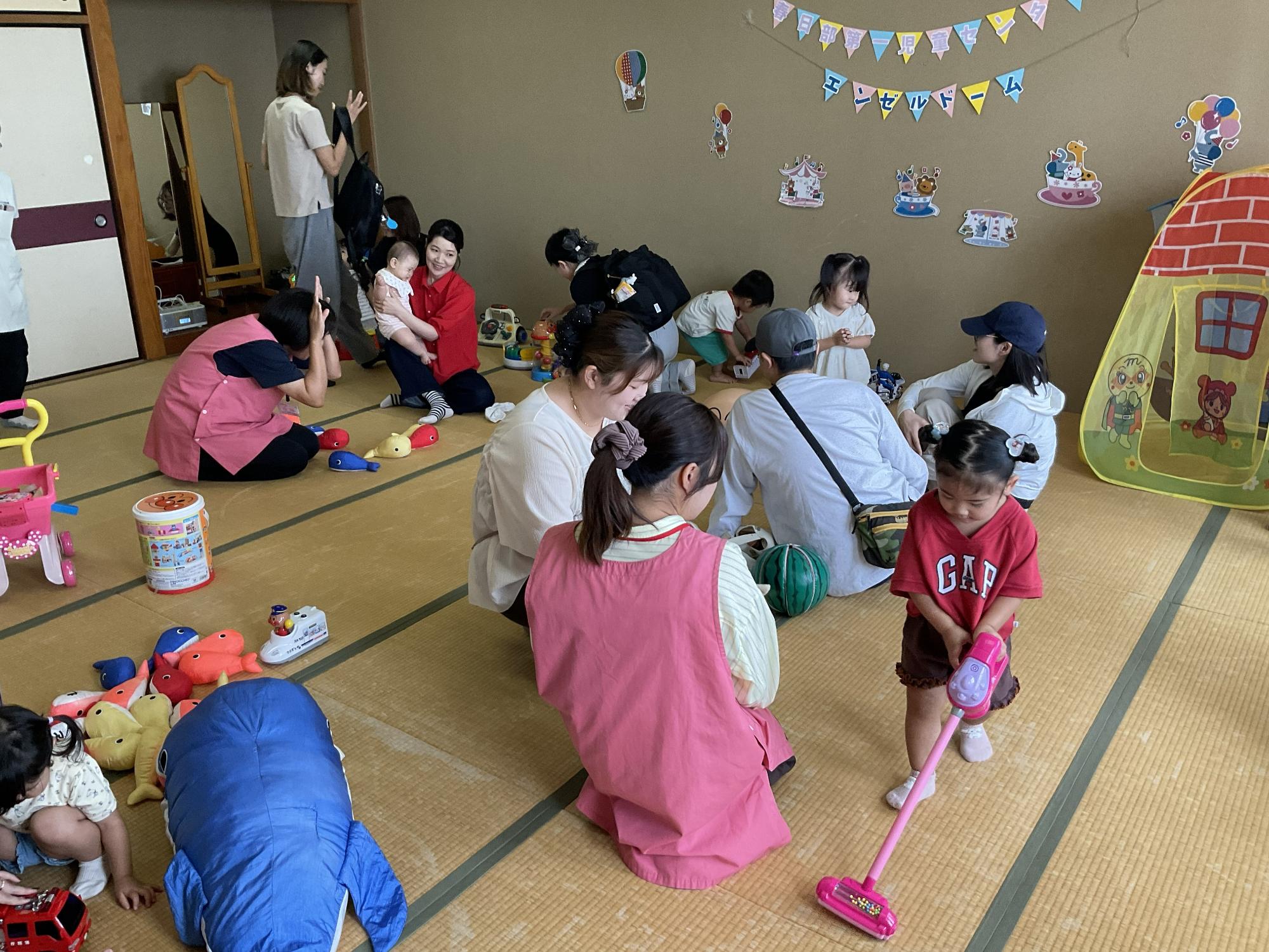 お気に入りのおもちゃを見つけて、夢中であそんでいました。