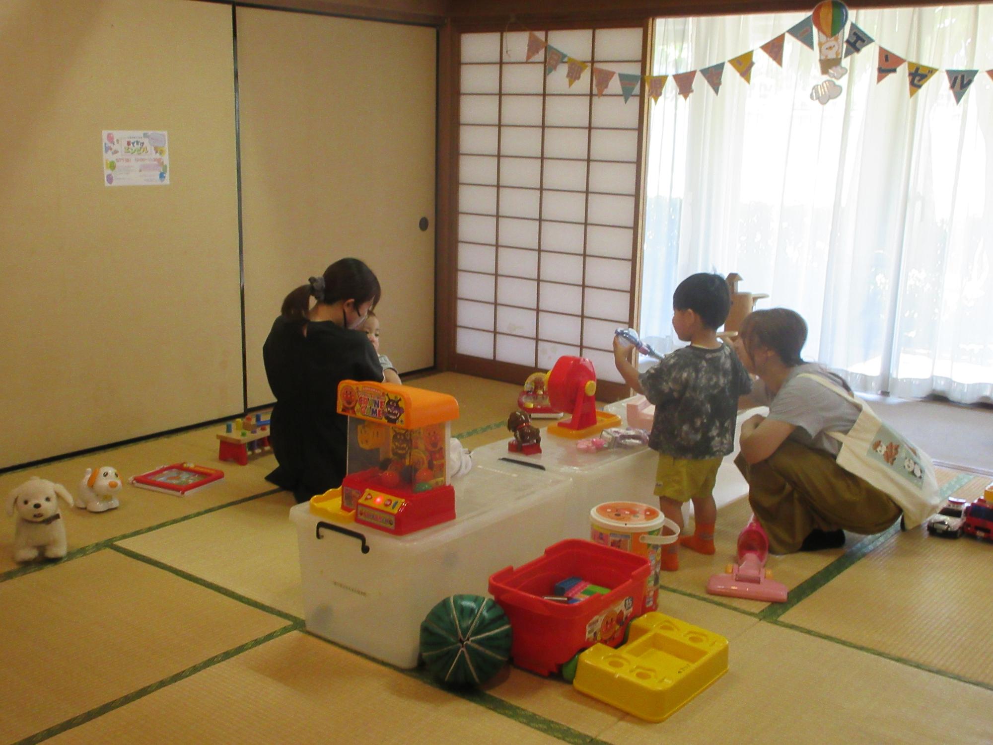 たくさんのおもちゃに囲まれ、こどもたちのワクワクが止まりません！