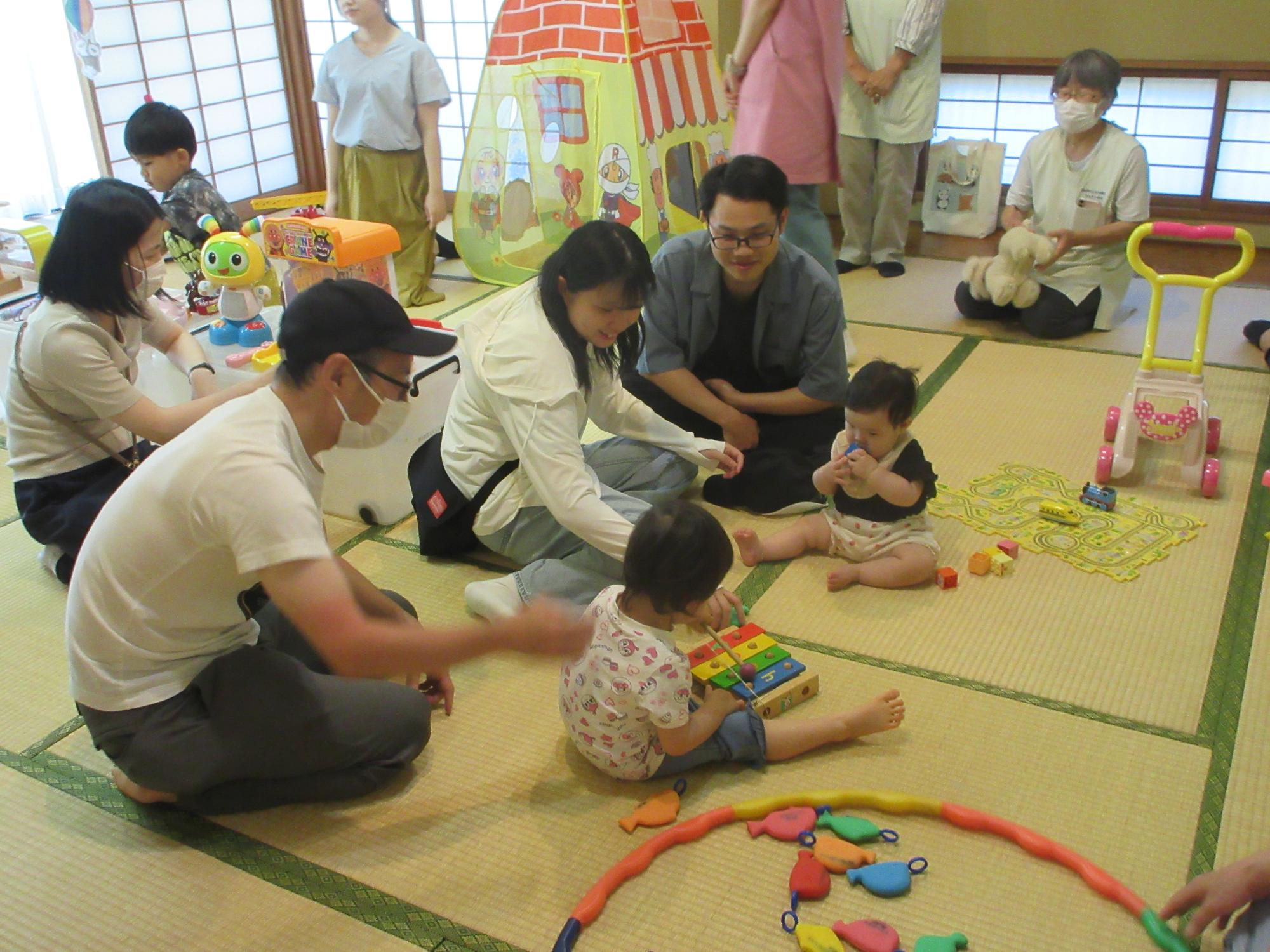 おもちゃを囲めば、初対面のお友達ともすぐに仲良しです。