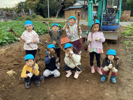 収穫した太ごぼうを持って記念写真