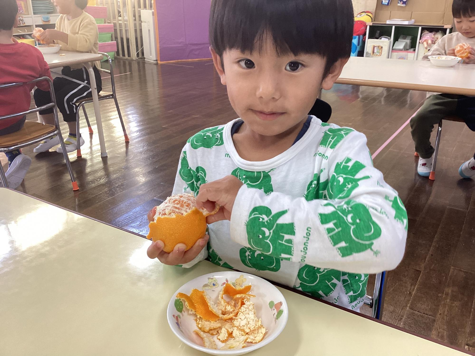 おやつで食べる様子