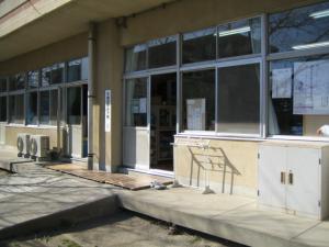 正善放課後クラブがある春日部市立正善小学校内の教室の外観を右斜め側から撮影した写真