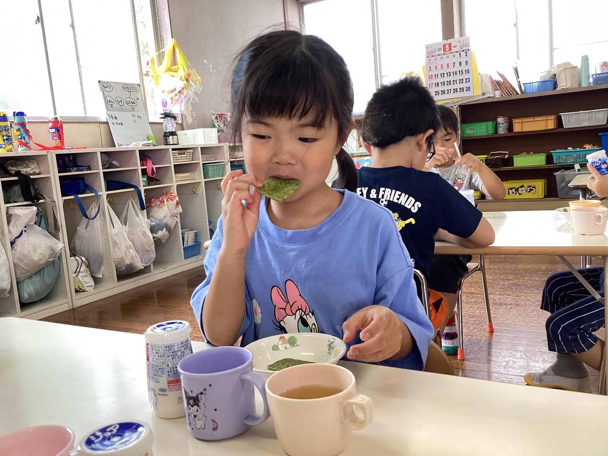 おやつの際に緑茶クッキーにして食べました