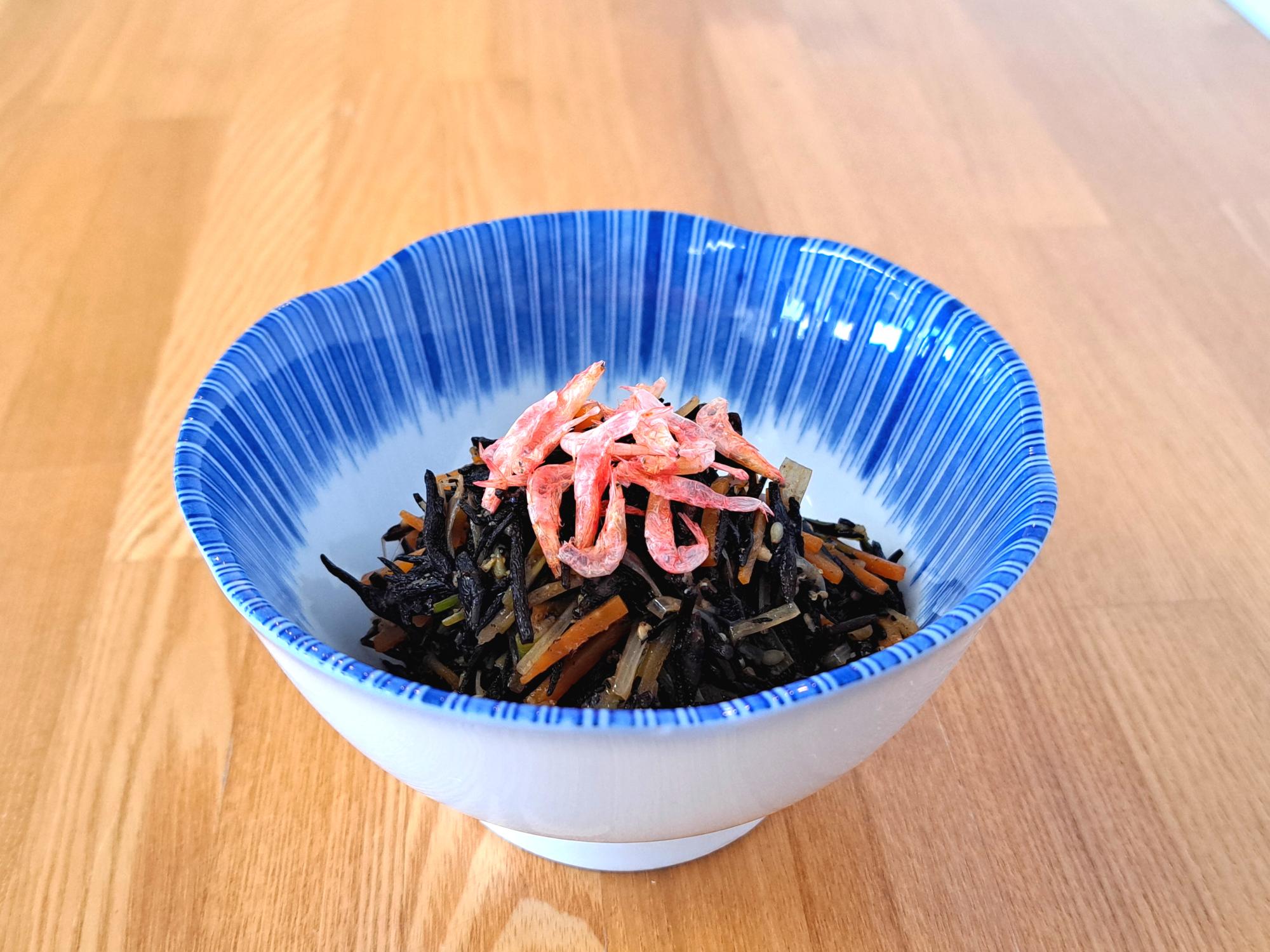 小鉢に入ったひじきの薬味煮の写真