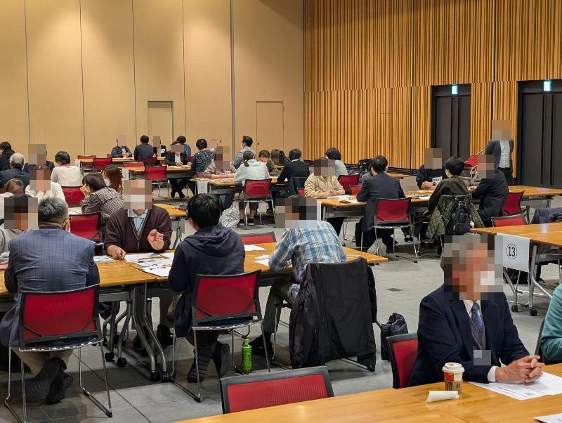 心不全についてグループごとにディスカッションをする医療・介護職4