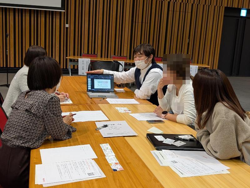 心不全についてグループごとにディスカッションをする医療・介護職5