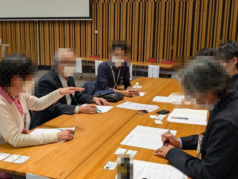 心不全についてグループごとにディスカッションする医療・介護職2