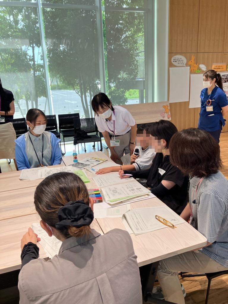 グループワークで意見を聞いている様子