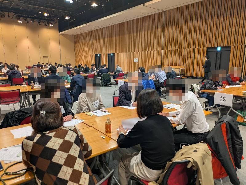 心不全についてグループごとにディスカッションをする医療・介護職1