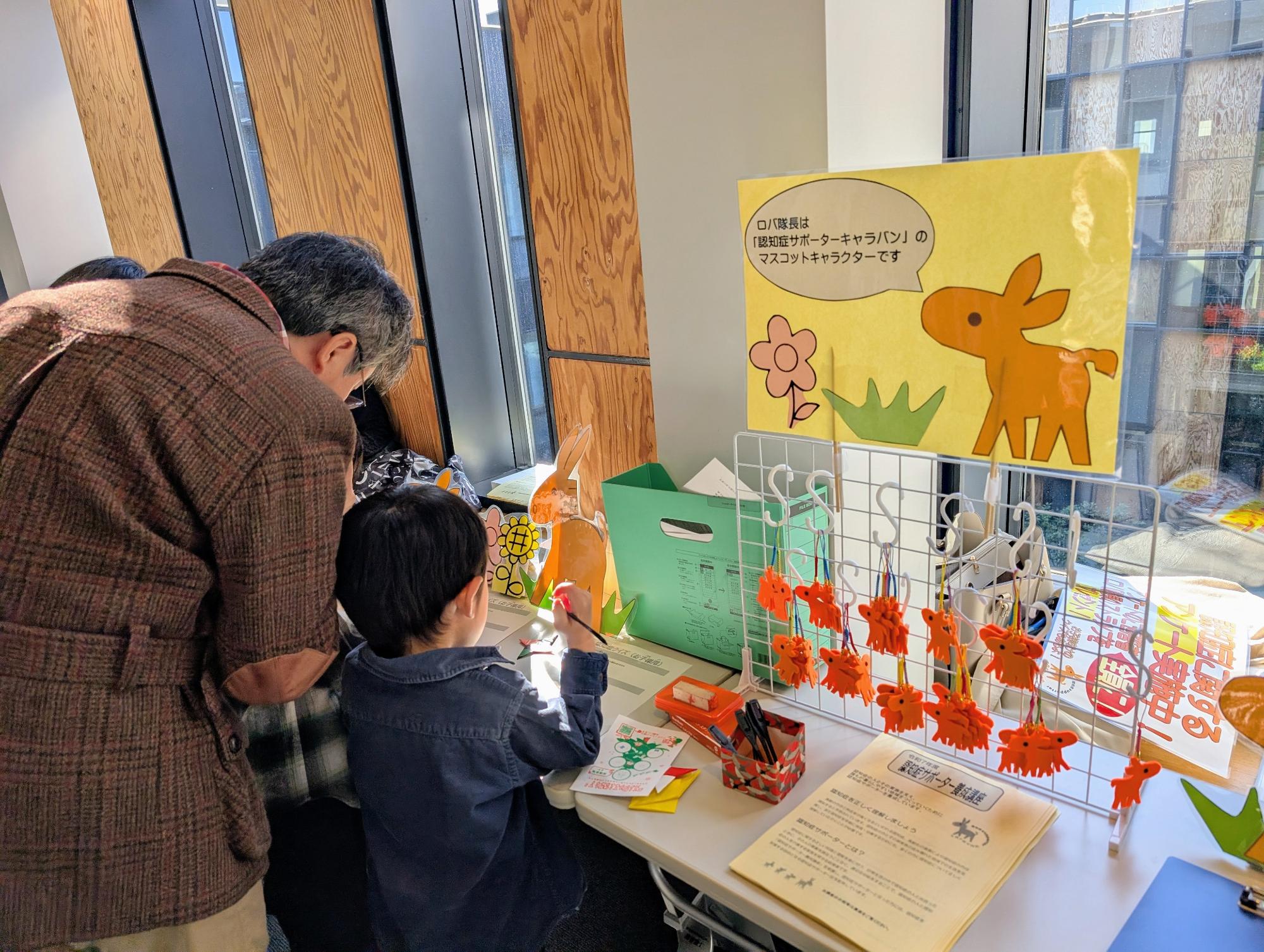 健康フェアにて認知症クイズに挑戦する参加者の様子