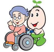 笑顔のおばあさんの乗った車椅子を押しているキャラクターのイラスト