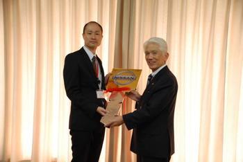 中央日産 古林エリアマネージャーがゴールドキーの石川市長に渡しているときの記念写真